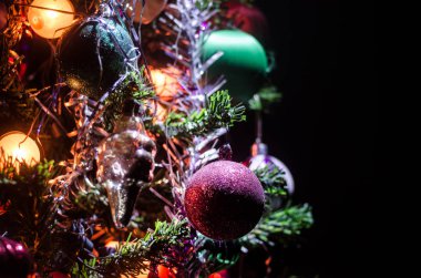 Noel ağacı Noel oyuncak. Yeni yıl süsleri kartpostal boş alanı için arka plan kış. Yeni yıl arifesinde arka plan