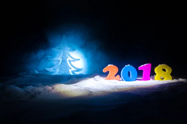 Silvesterfeier Hintergrund mit Neujahrselementen oder -symbolen. Dekoration für Grußkarte. Frohes neues Jahr. mit dunklem Hintergrund — Stockfoto