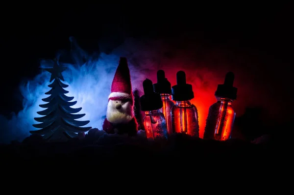 Elektroniczny papieros z vape cieczy i ozdoby świąteczne na tle światła bokeh — Zdjęcie stockowe