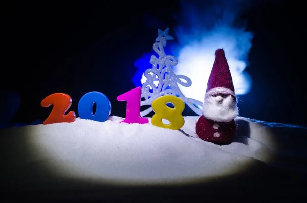 Silvesterfeier Hintergrund mit Neujahrselementen oder -symbolen. Dekoration für Grußkarte. Frohes neues Jahr. mit dunklem Hintergrund — Stockfoto