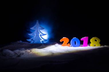 Yeni yıl arifesinde kutlama yeni yıl öğeleri veya sembolleri ile arka plan. Dekorasyon için tebrik kartı. Yeni Yılınız Kutlu Olsun. İle koyu arka plan