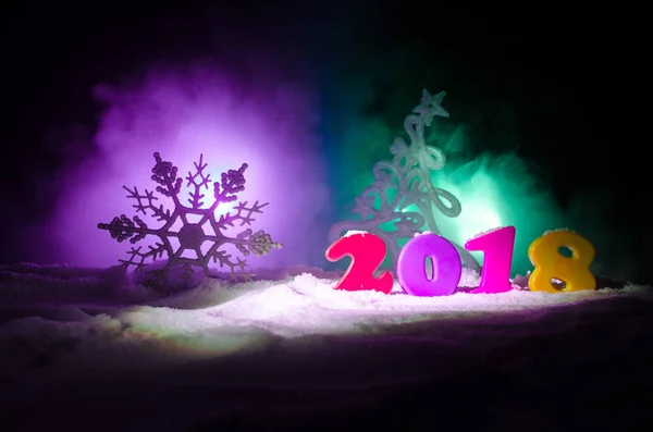 New Years Eve γιορτή υπόβαθρο με το νέο έτος στοιχεία ή σύμβολα. Διακόσμηση για ευχετήρια κάρτα. Ευτυχισμένος ο καινούριος χρόνος. Με σκούρο φόντο — Φωτογραφία Αρχείου