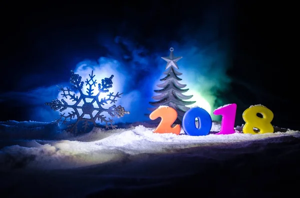 Святкування Нового року з новорічними елементами або символами. Прикраса для вітальної листівки. З Новим роком. З темним тлом — стокове фото