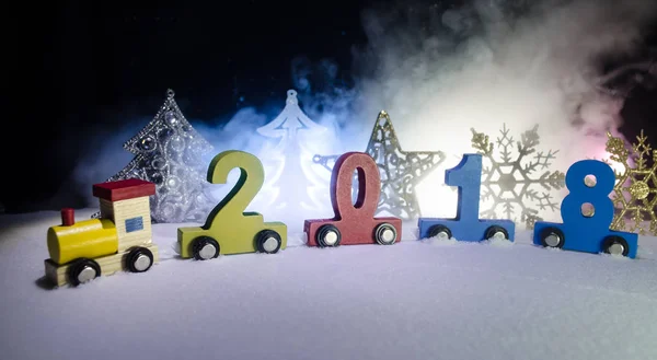 2018 feliz ano novo, trem de brinquedo de madeira carregando números de 2018 ano na neve. Trem de brinquedo com 2018. Espaço para cópia. Decoração de Natal. Foco seletivo — Fotografia de Stock