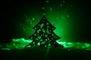 Noel arka plan karlı köknar ağacı ile. Kar kaplı Noel ağacı parlak koyu mavi (veya yeşil) sesleri bu karla kaplı sahne karşı çıkmaktadır. Tonda koyu arka plan