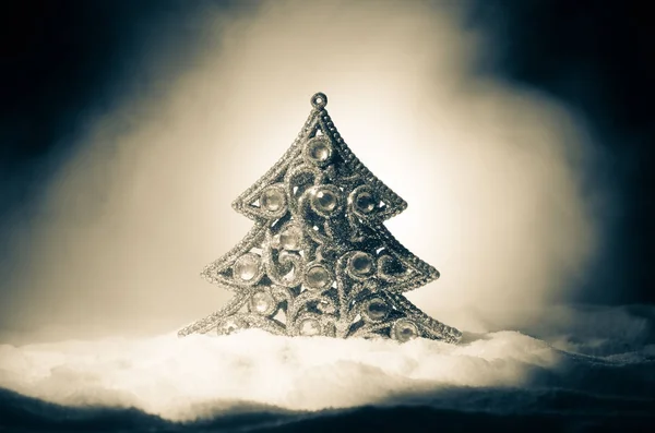 Χριστουγεννιάτικο φόντο με το χιονισμένο έλατο. Χιόνι κάλυψε χριστουγεννιάτικο δέντρο ξεχωρίζει έντονα εναντίον τους σκούρους τόνους του μπλε (ή πράσινο) της σκηνή χιόνι που καλύπτει αυτό. Τονισμένο σκούρο φόντο — Φωτογραφία Αρχείου