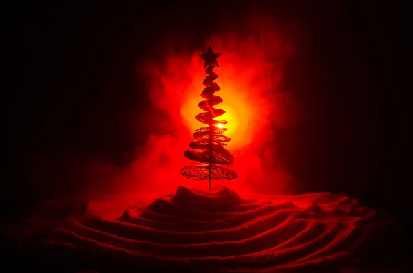 크리스마스 배경 설 전나무 나무입니다. 눈 덮힌 크리스마스 트리가 덮여 눈 장면의 어두운 붉은 색조에 대 한 밝은 띈다. 어두운 배경 톤 — 스톡 사진