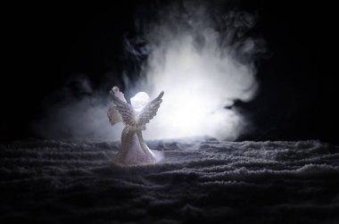 Noel meleği cam xmas şekil ve cam köknar ağacı, yılbaşı ağacı, koyu arka plan üzerinde docorative öğeleri. Noel dekorasyon melek xmas kavramı. Seçici odak