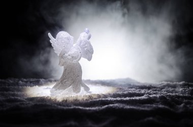 Noel meleği cam xmas şekil ve cam köknar ağacı, yılbaşı ağacı, koyu arka plan üzerinde docorative öğeleri. Noel dekorasyon melek xmas kavramı. Seçici odak