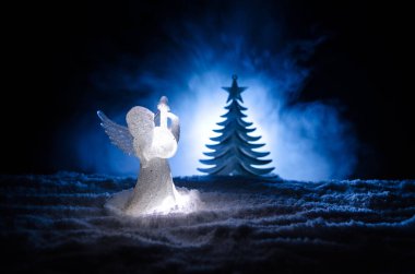 Noel meleği cam xmas şekil ve cam köknar ağacı, yılbaşı ağacı, koyu arka plan üzerinde docorative öğeleri. Noel dekorasyon melek xmas kavramı. Seçici odak