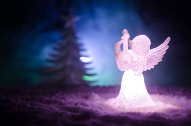 Noel meleği cam xmas şekil ve cam köknar ağacı, yılbaşı ağacı, koyu arka plan üzerinde docorative öğeleri. Noel dekorasyon melek xmas kavramı. Seçici odak