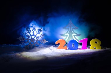 Yeni yıl arifesinde kutlama yeni yıl öğeleri veya sembolleri ile arka plan. Dekorasyon için tebrik kartı. Yeni Yılınız Kutlu Olsun. İle koyu arka plan