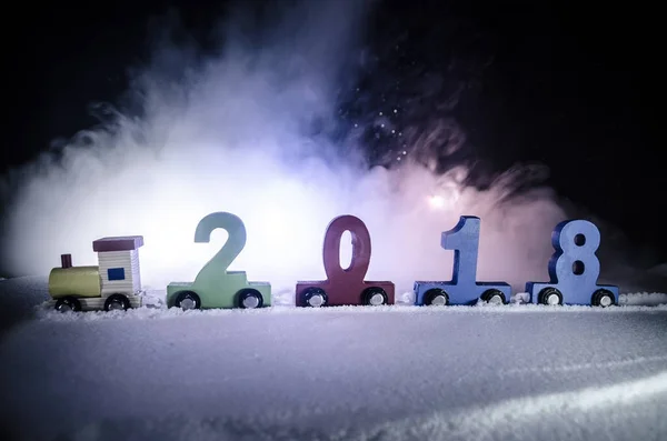 2018 feliz ano novo, trem de brinquedo de madeira carregando números de 2018 ano na neve. Trem de brinquedo com 2018. Espaço para cópia. Decoração de Natal. Foco seletivo — Fotografia de Stock