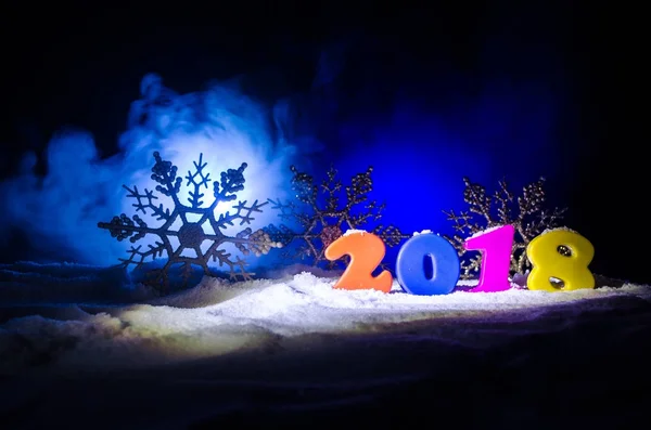 Silvesterfeier Hintergrund mit Neujahrselementen oder -symbolen. Dekoration für Grußkarte. Frohes neues Jahr. mit dunklem Hintergrund — Stockfoto