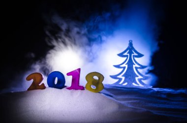 Yeni yıl arifesinde kutlama yeni yıl öğeleri veya sembolleri ile arka plan. Dekorasyon için tebrik kartı. Yeni Yılınız Kutlu Olsun. İle koyu arka plan