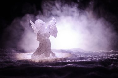 Noel meleği cam xmas şekil ve cam köknar ağacı, yılbaşı ağacı, koyu arka plan üzerinde docorative öğeleri. Noel dekorasyon melek xmas kavramı. Seçici odak