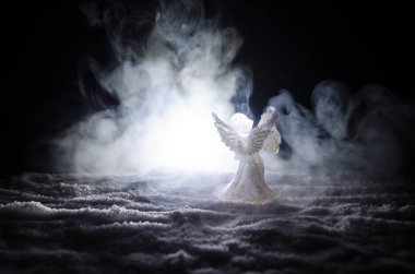 Noel meleği cam xmas şekil ve cam köknar ağacı, yılbaşı ağacı, koyu arka plan üzerinde docorative öğeleri. Noel dekorasyon melek xmas kavramı. Seçici odak