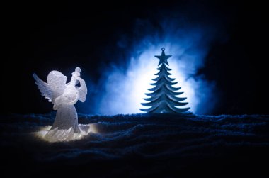 Noel meleği cam xmas şekil ve cam köknar ağacı, yılbaşı ağacı, koyu arka plan üzerinde docorative öğeleri. Noel dekorasyon melek xmas kavramı. Seçici odak