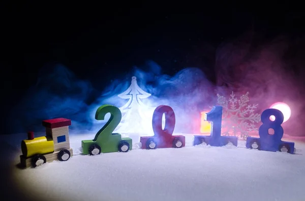2018 feliz ano novo, trem de brinquedo de madeira carregando números de 2018 ano na neve. Trem de brinquedo com 2018. Espaço para cópia. Decoração de Natal. Foco seletivo — Fotografia de Stock