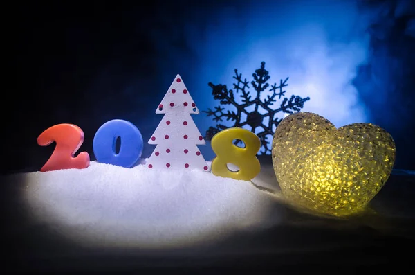 Año Nuevo fondo celebración de la víspera con elementos de año nuevo o símbolos. Decoración para tarjeta de felicitación. Feliz año nuevo. Con fondo oscuro — Foto de Stock