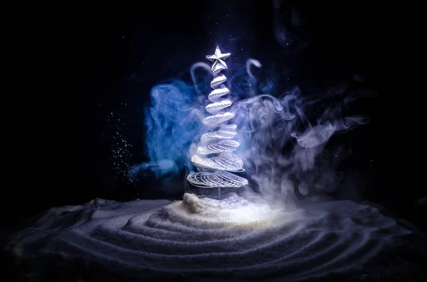 Kerstmis achtergrond met besneeuwde spar boom. Sneeuw bedekt Christmas Tree onderscheidt zich fel tegen de donkere blauw (of groen) tinten van deze besneeuwde scène. Getinte donkere achtergrond — Stockfoto