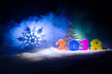 Yeni yıl arifesinde kutlama yeni yıl öğeleri veya sembolleri ile arka plan. Dekorasyon için tebrik kartı. Yeni Yılınız Kutlu Olsun. İle koyu arka plan