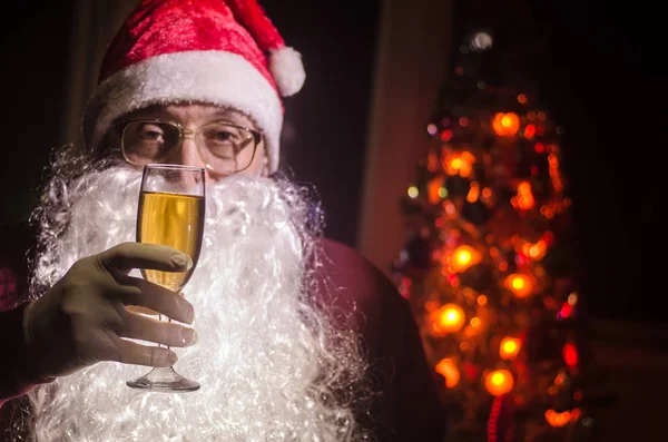 Santa Claus opiekania z szampanem (butelka), Mikołaj z lampką szampana z okazji i uśmiechając się — Zdjęcie stockowe