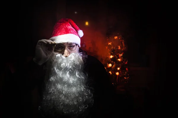 Santa Claus patrząc w kamerę z tradycyjnych tło. Mikołaj przyniósł prezenty na Boże Narodzenie i po odpoczynku. Selektywny fokus — Zdjęcie stockowe