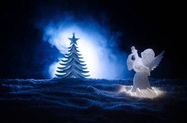 Noel meleği cam xmas şekil ve cam köknar ağacı, yılbaşı ağacı, koyu arka plan üzerinde docorative öğeleri. Noel dekorasyon melek xmas kavramı