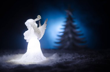 Noel meleği cam xmas şekil ve cam köknar ağacı, yılbaşı ağacı, koyu arka plan üzerinde docorative öğeleri. Noel dekorasyon melek xmas kavramı