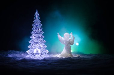 Noel meleği cam xmas şekil ve cam köknar ağacı, yılbaşı ağacı, koyu arka plan üzerinde docorative öğeleri. Noel dekorasyon melek xmas kavramı