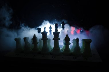 Satranç oyununu kavramı iş fikirleri ve rekabet ve strateji fikirler concep. Satranç figürleri duman ve sis karanlık bir arka plan üzerinde. Seçici odak
