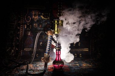 Siyah arkaplanlı shisha kasesinde sıcak nargile kömürü. Şık bir oryantal shisha. Shisha Kavramı