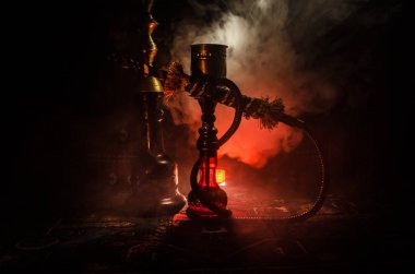Nargile kömürü nargile kupa siyah arka plan ile. Şık oryantal shisha. Shisha kavramı. Kopya alanı