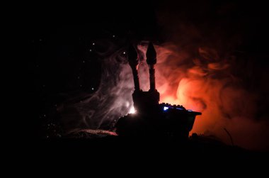 Roket fırlatma yangın bulutlu. Savaş sahnesi ile roket füzeleri savaş başlığı amaçlı kasvetli gökyüzüne ile gece. Roket araç savaş artalan üzerinde.