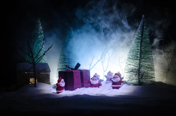 Szczęśliwy Lalka Santa Claus Boże Narodzenie Drzewa Śnieg Bokeh Kolorowe — Zdjęcie stockowe