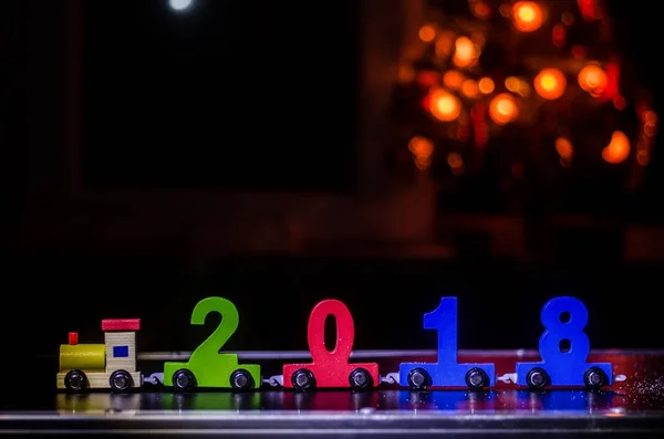 2018 Рік Щасливий Новий Рік Дерев Яний Іграшковий Поїзд Перевозить — стокове фото