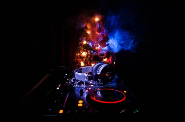 混合器与耳机在黑暗的夜总会背景与圣诞树新年前夕 关闭新的年份元素或符号的视图 圣诞老人 2018 礼品盒 — 图库照片