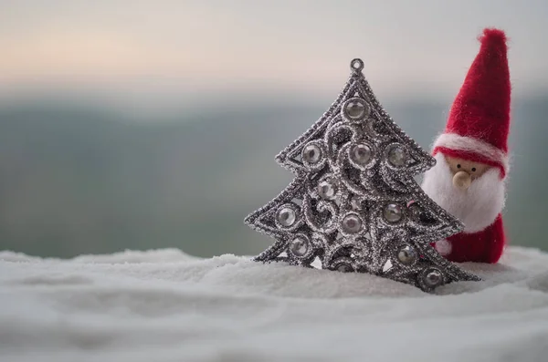 Ευτυχισμένος Βασίλη Κούκλα Την Περίοδο Των Χριστουγέννων Δέντρο Και Χιόνι — Φωτογραφία Αρχείου