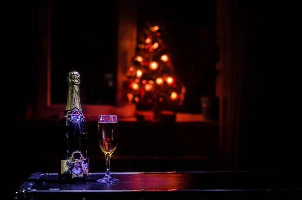Nový Rok Oslava Pozadí Dvojice Fléten Láhev Šampaňského Vánoční Atributy — Stock fotografie