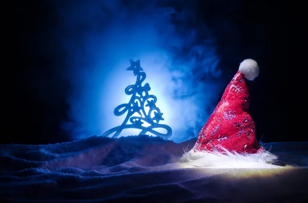 Рождественский Праздник Новый Год Фон Шляпой Санта Клауса Размытые Елки — стоковое фото
