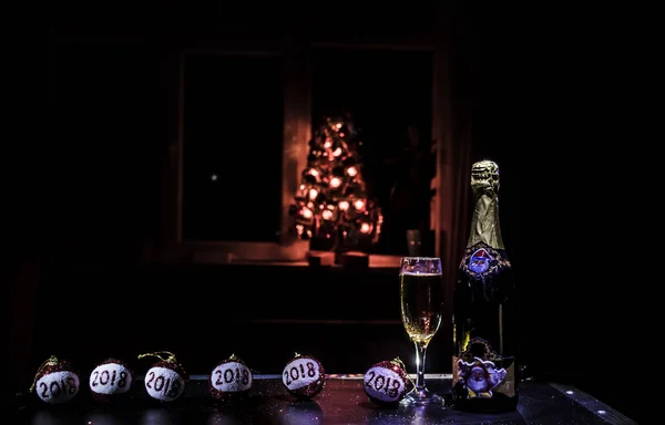 Nový Rok Oslava Pozadí Dvojice Fléten Láhev Šampaňského Vánoční Atributy — Stock fotografie