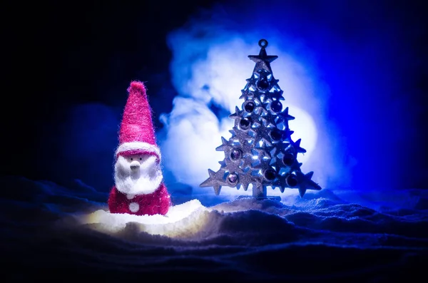 Glückliche Weihnachtsmann Puppe Weihnachten Mit Baum Und Schnee Bunte Bokeh — Stockfoto