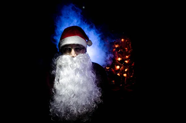 圣诞老人看着相机与传统背景 圣诞老人带来礼物为圣诞节和休息 选择性焦点 深色色调背景 — 图库照片