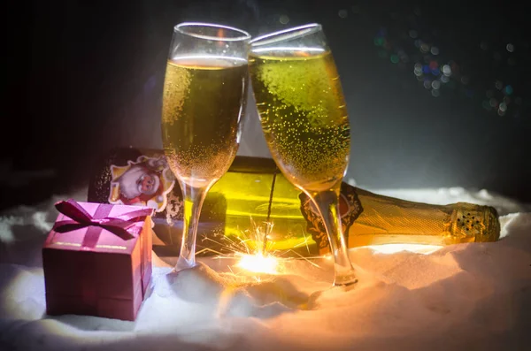 Capodanno Sfondo Celebrazione Con Coppia Flauti Bottiglia Champagne Con Attributi — Foto Stock