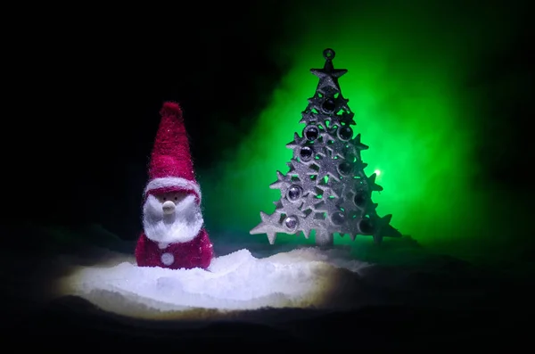 Щасливою Дід Мороз Лялька Різдво Дерева Сніг Барвисті Боке Фону — стокове фото