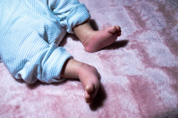 Pés Recém Nascidos Cama Perto Conceito Família Feliz Bela Imagem — Fotografia de Stock