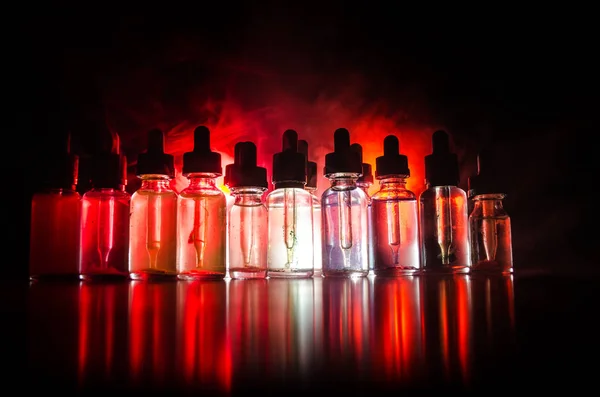 Concepto Vape Nubes Humo Botellas Vapor Líquido Sobre Fondo Oscuro — Foto de Stock