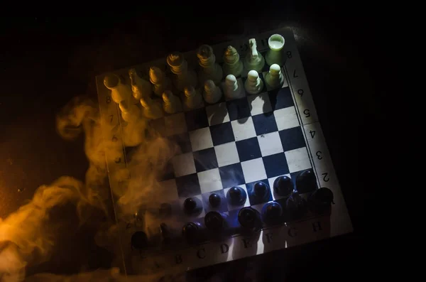 아이디어와 아이디어 Concep 체스는 연기와 안개와 어두운 배경에 선택적 — 스톡 사진
