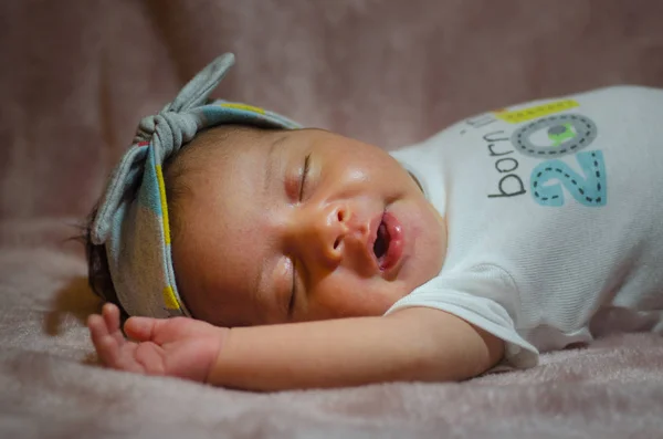 Recém Nascido Dormindo Cama Adorável Bebê Dormindo Barriga Útil Como — Fotografia de Stock